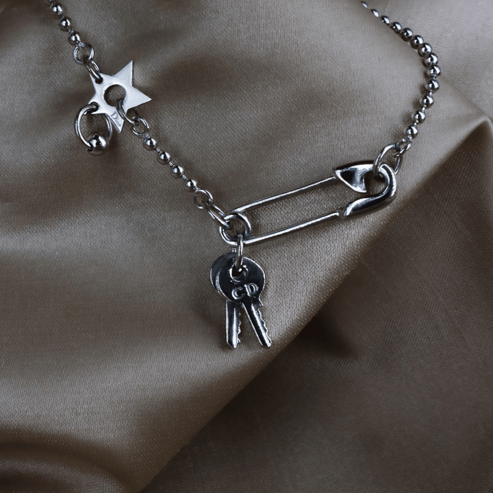 CHRISTIAN DIOR 扣針鑰匙吊墜手鏈 - Vintasy