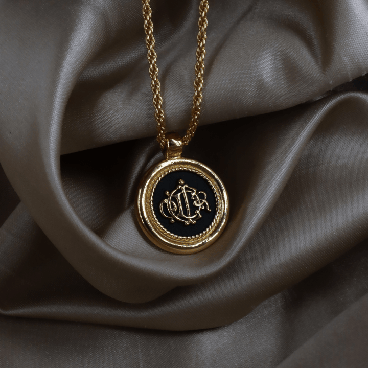 CHRISTIAN DIOR 絕版馬車硬幣項鏈 - Vintasy