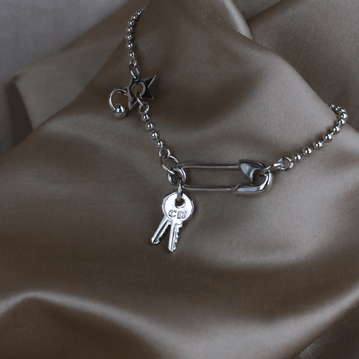 CHRISTIAN DIOR 扣針鑰匙吊墜手鏈 - Vintasy