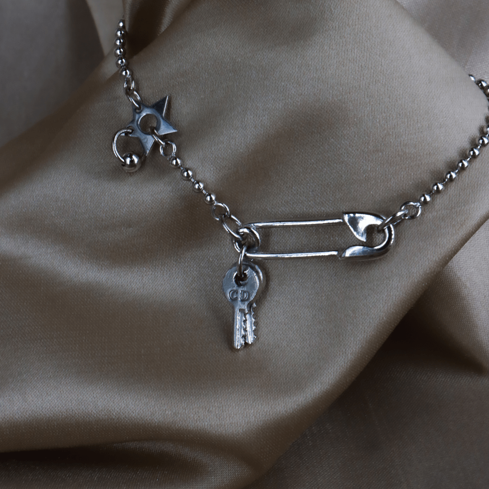 CHRISTIAN DIOR 扣針鑰匙吊墜手鏈 - Vintasy