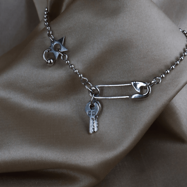 CHRISTIAN DIOR 扣針鑰匙吊墜手鏈 - Vintasy