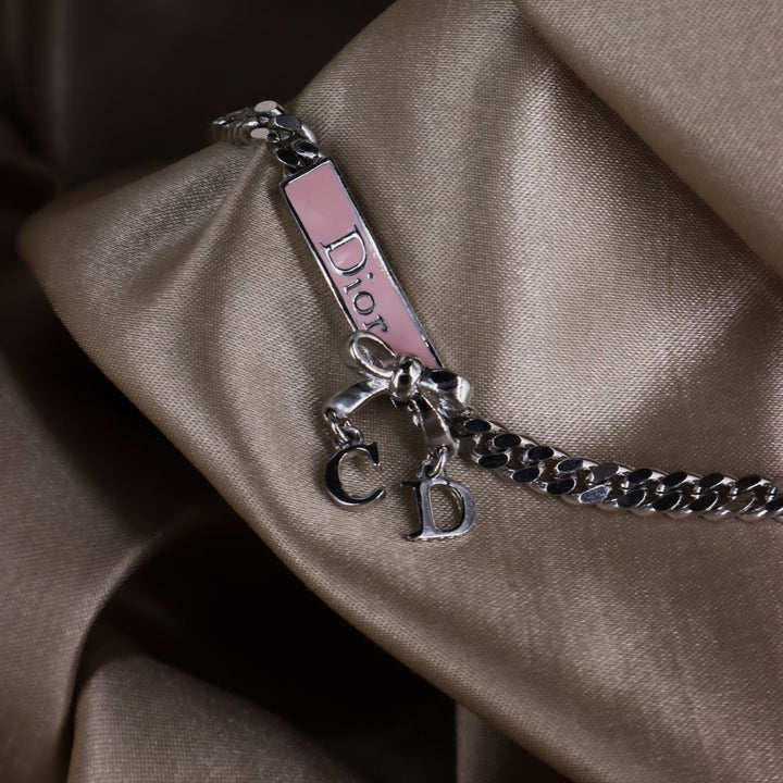 CHRISTIAN DIOR 粉紅蝴蝶結軍牌手鏈 - Vintasy