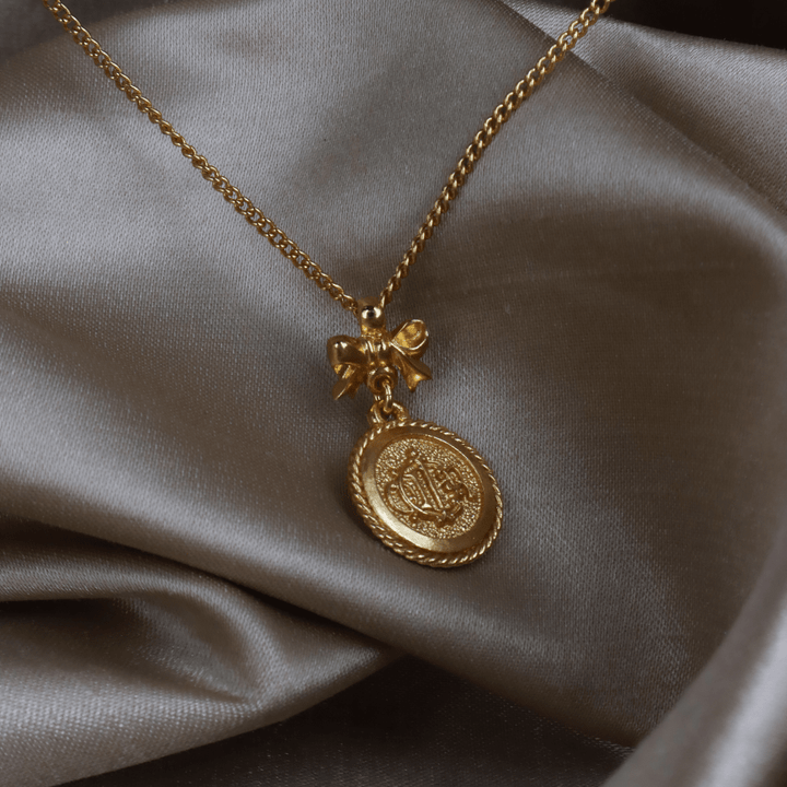 CHRISTIAN DIOR 絕版馬車硬幣蝴蝶結項鏈 - Vintasy