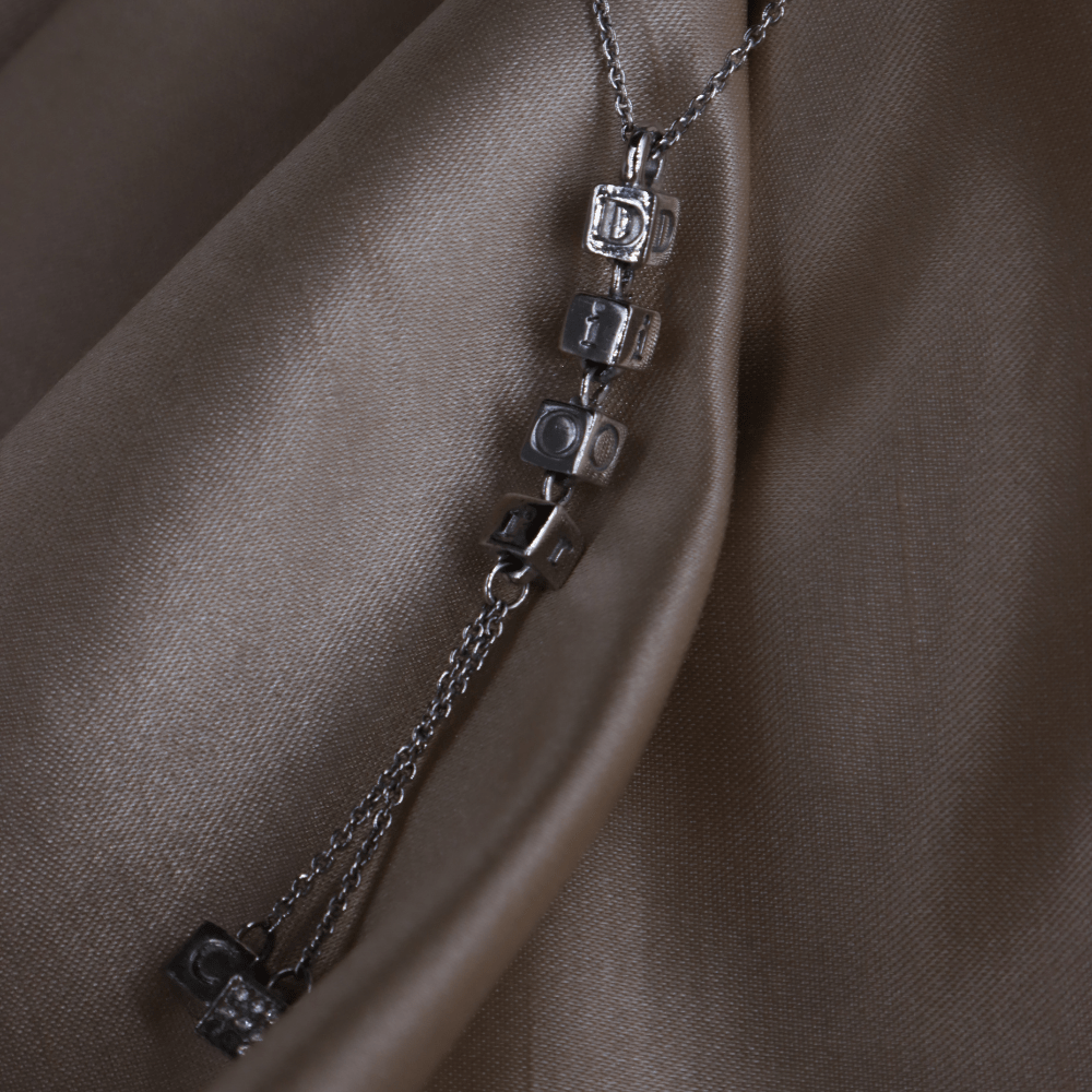 CHRISTIAN DIOR 骰子吊墜項鏈|附有節日限定塵袋 - Vintasy