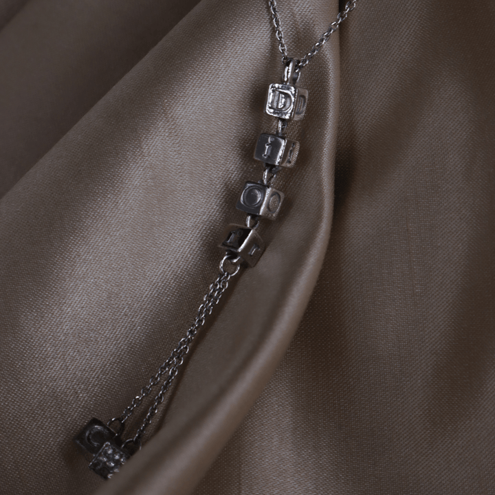 CHRISTIAN DIOR 骰子吊墜項鏈|附有節日限定塵袋 - Vintasy