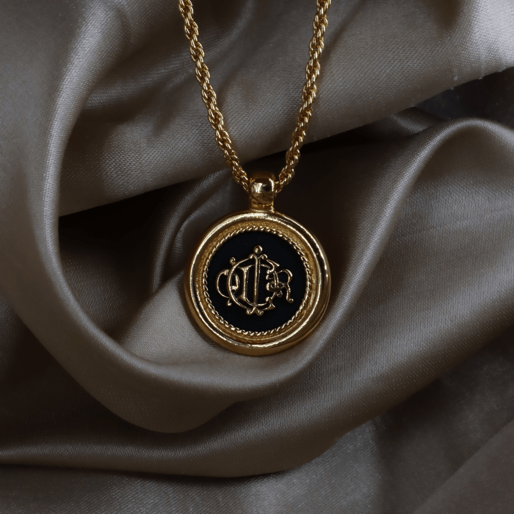 CHRISTIAN DIOR 絕版馬車硬幣項鏈 - Vintasy