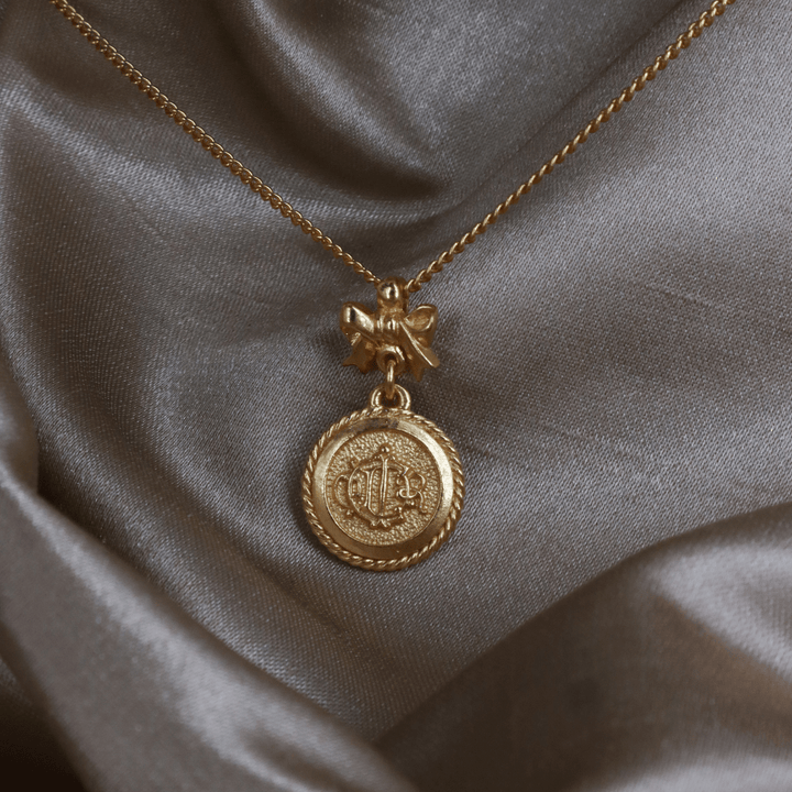 CHRISTIAN DIOR 絕版馬車硬幣蝴蝶結項鏈 - Vintasy