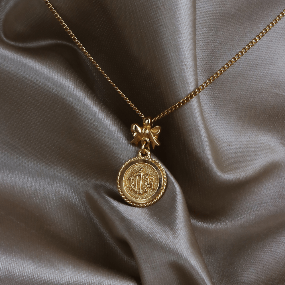 CHRISTIAN DIOR 絕版馬車硬幣蝴蝶結項鏈 - Vintasy