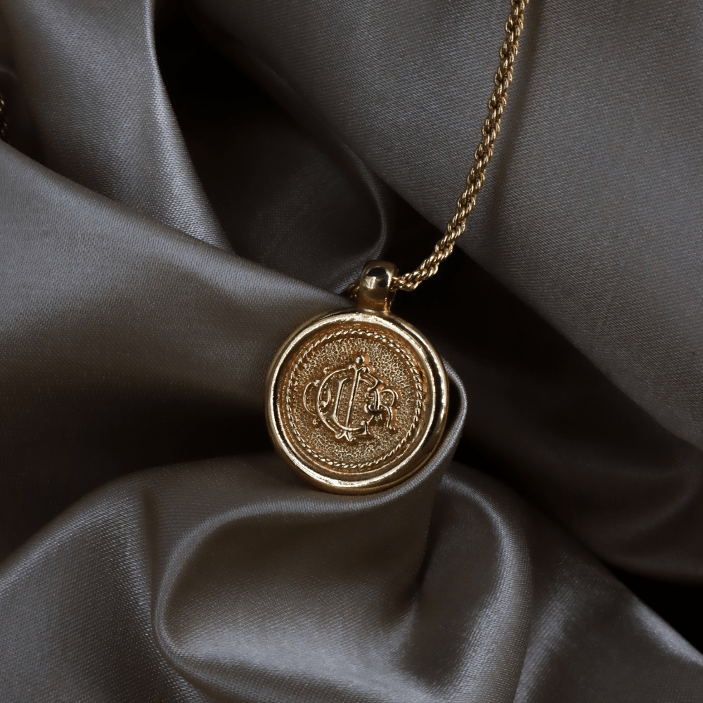 CHRISTIAN DIOR 絕版馬車硬幣項鏈 - Vintasy