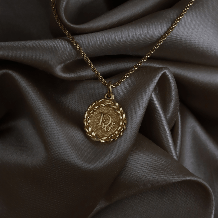 CHRISTIAN DIOR 復古金色月桂獎章項鏈 - Vintasy