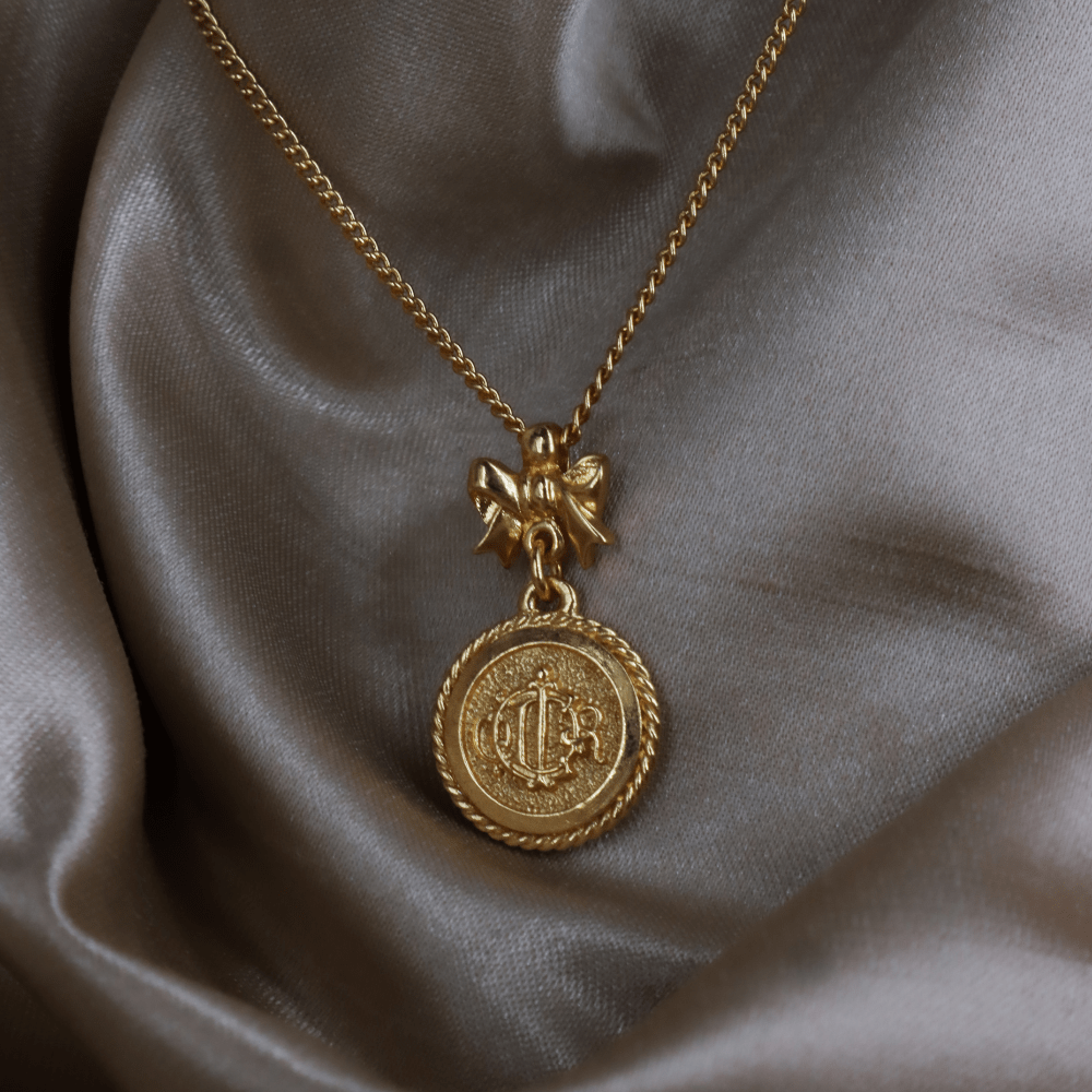 CHRISTIAN DIOR 絕版馬車硬幣蝴蝶結項鏈 - Vintasy
