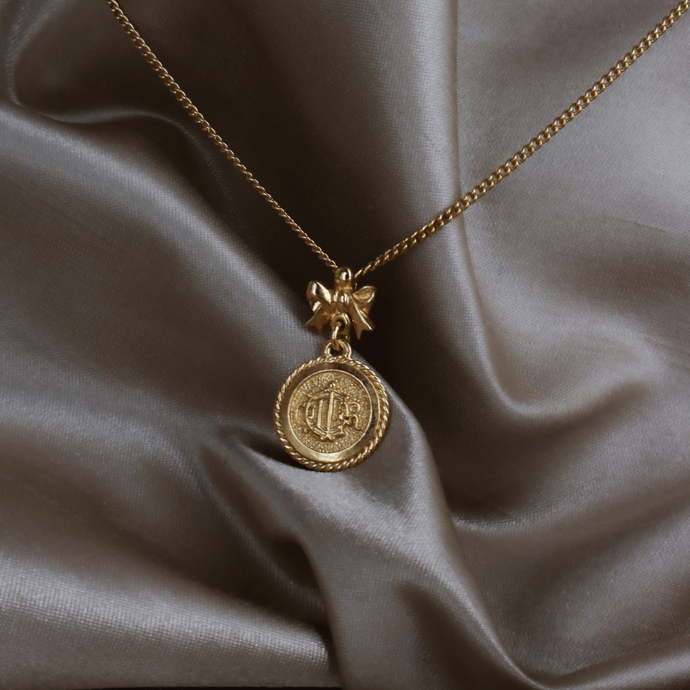CHRISTIAN DIOR 絕版馬車硬幣蝴蝶結項鏈 - Vintasy