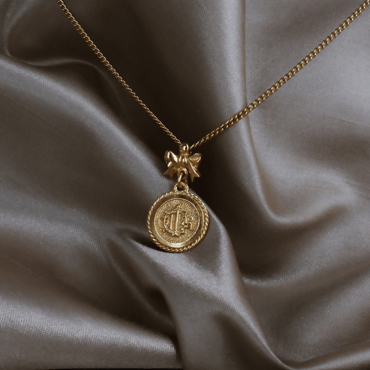 CHRISTIAN DIOR 絕版馬車硬幣蝴蝶結項鏈 - Vintasy