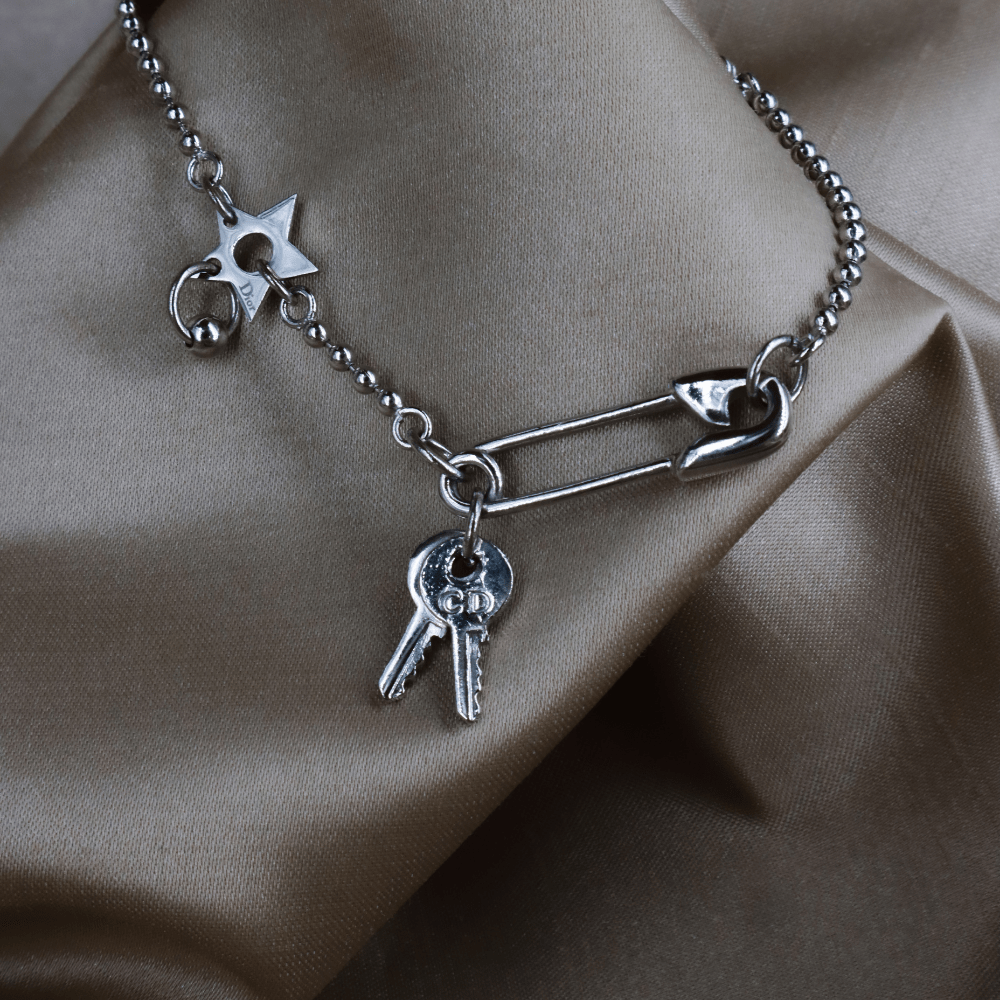 CHRISTIAN DIOR 扣針鑰匙吊墜手鏈 - Vintasy