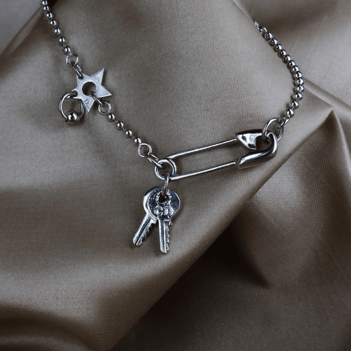 CHRISTIAN DIOR 扣針鑰匙吊墜手鏈 - Vintasy