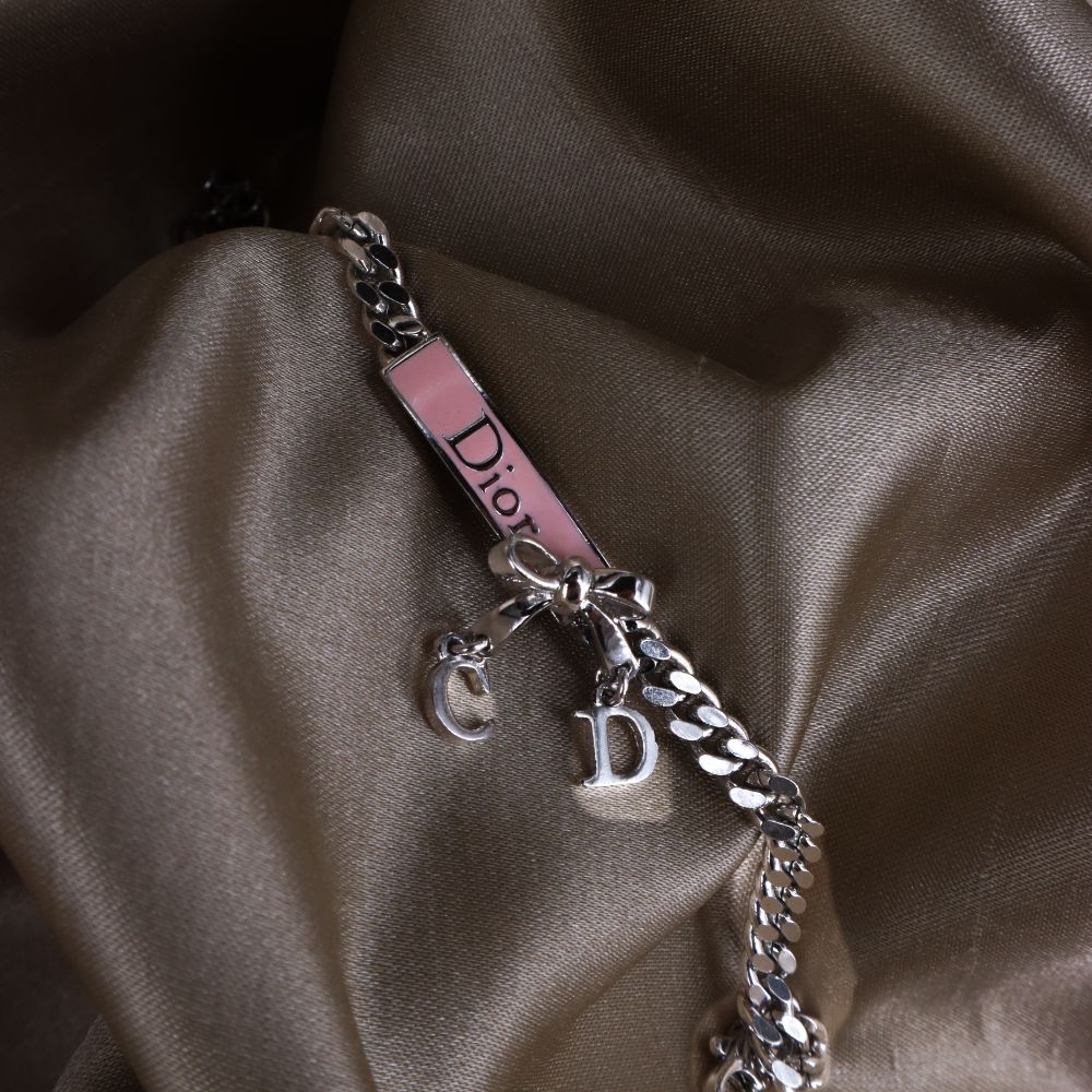 CHRISTIAN DIOR 粉紅蝴蝶結軍牌手鏈 - Vintasy