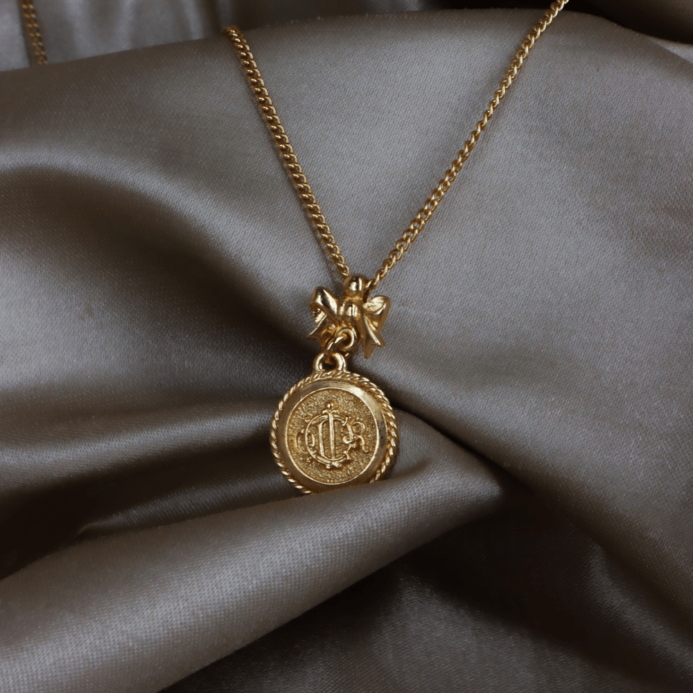 CHRISTIAN DIOR 絕版馬車硬幣蝴蝶結項鏈 - Vintasy
