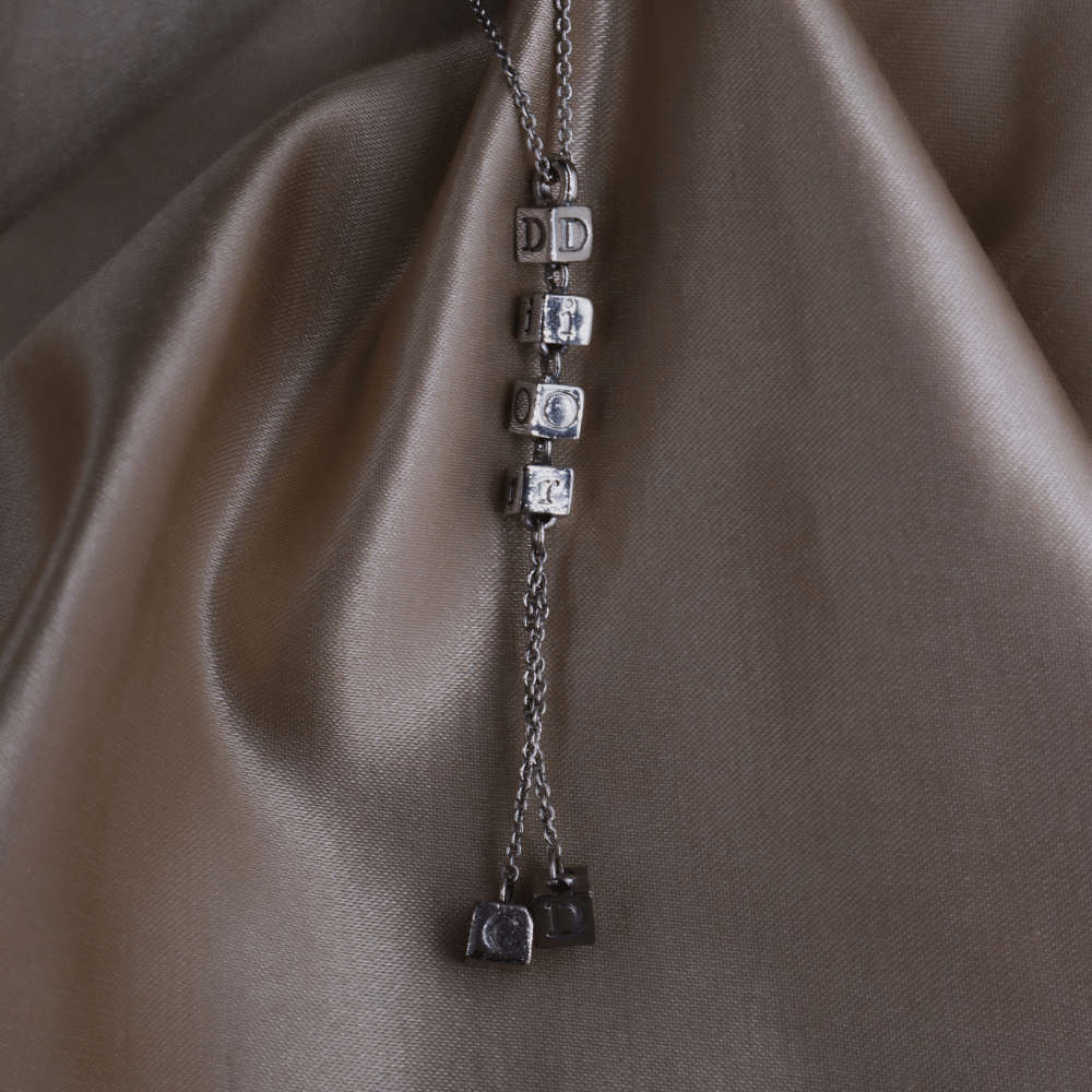 CHRISTIAN DIOR 骰子吊墜項鏈|附有節日限定塵袋 - Vintasy