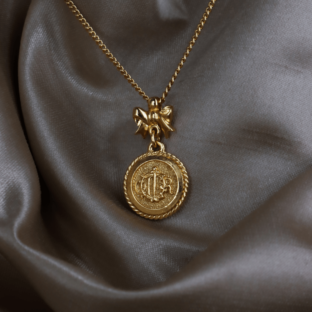 CHRISTIAN DIOR 絕版馬車硬幣蝴蝶結項鏈 - Vintasy