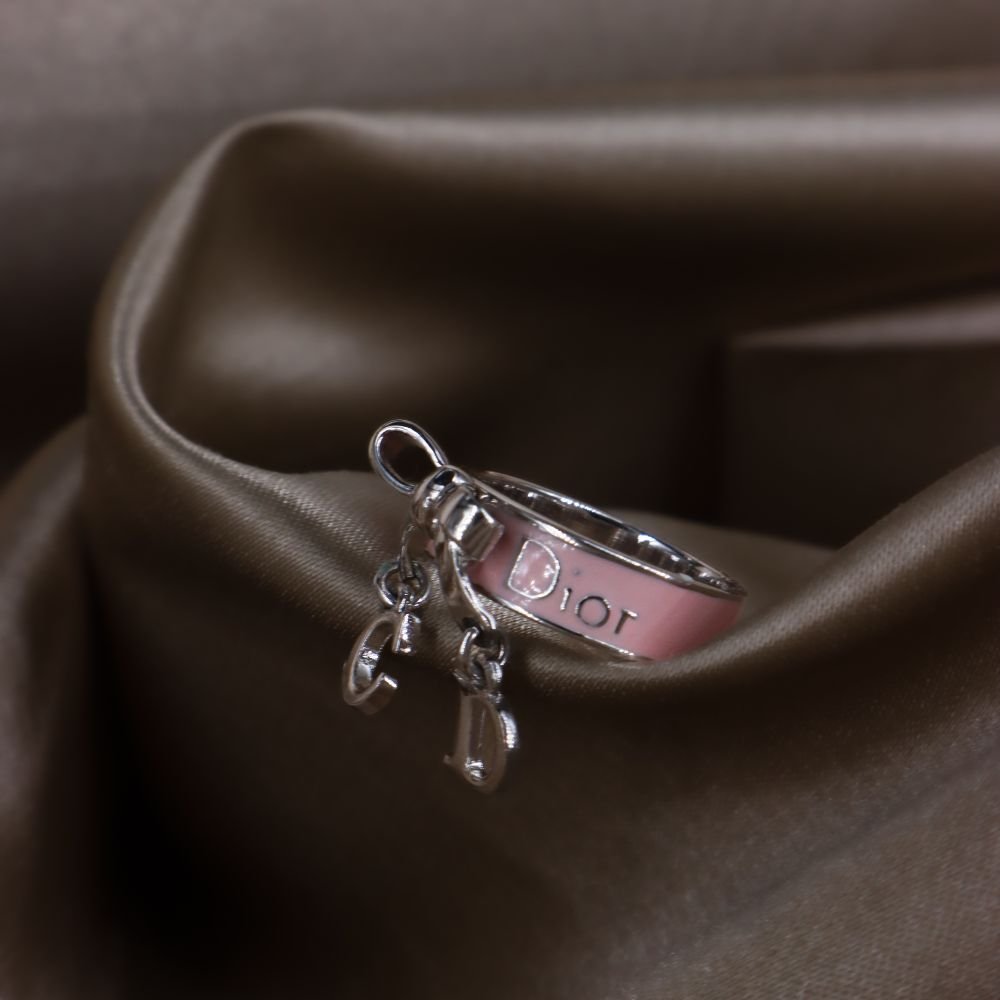 CHRISTIAN DIOR 粉紅蝴蝶結吊墜戒指 - Vintasy