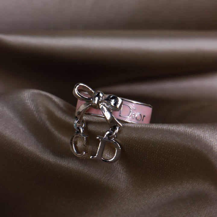 CHRISTIAN DIOR 粉紅蝴蝶結吊墜戒指 - Vintasy