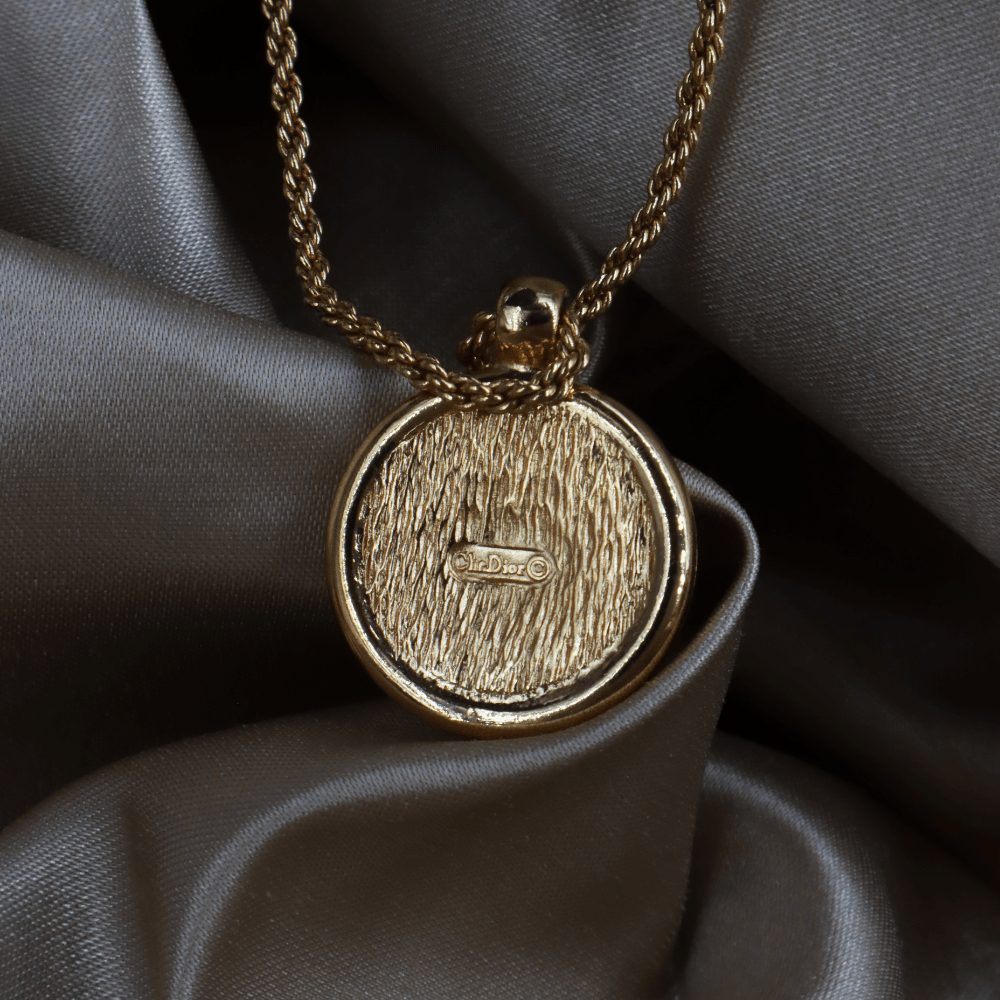 CHRISTIAN DIOR 絕版馬車硬幣項鏈 - Vintasy