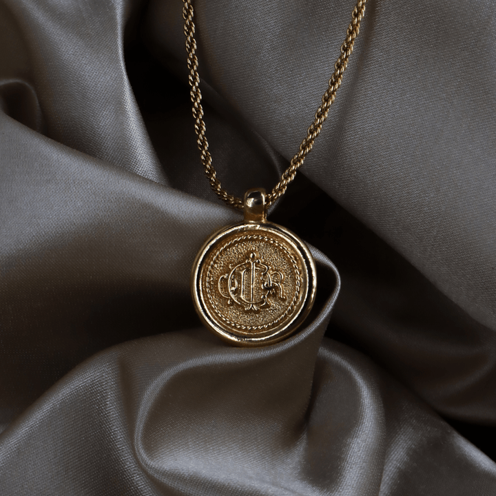 CHRISTIAN DIOR 絕版馬車硬幣項鏈 - Vintasy