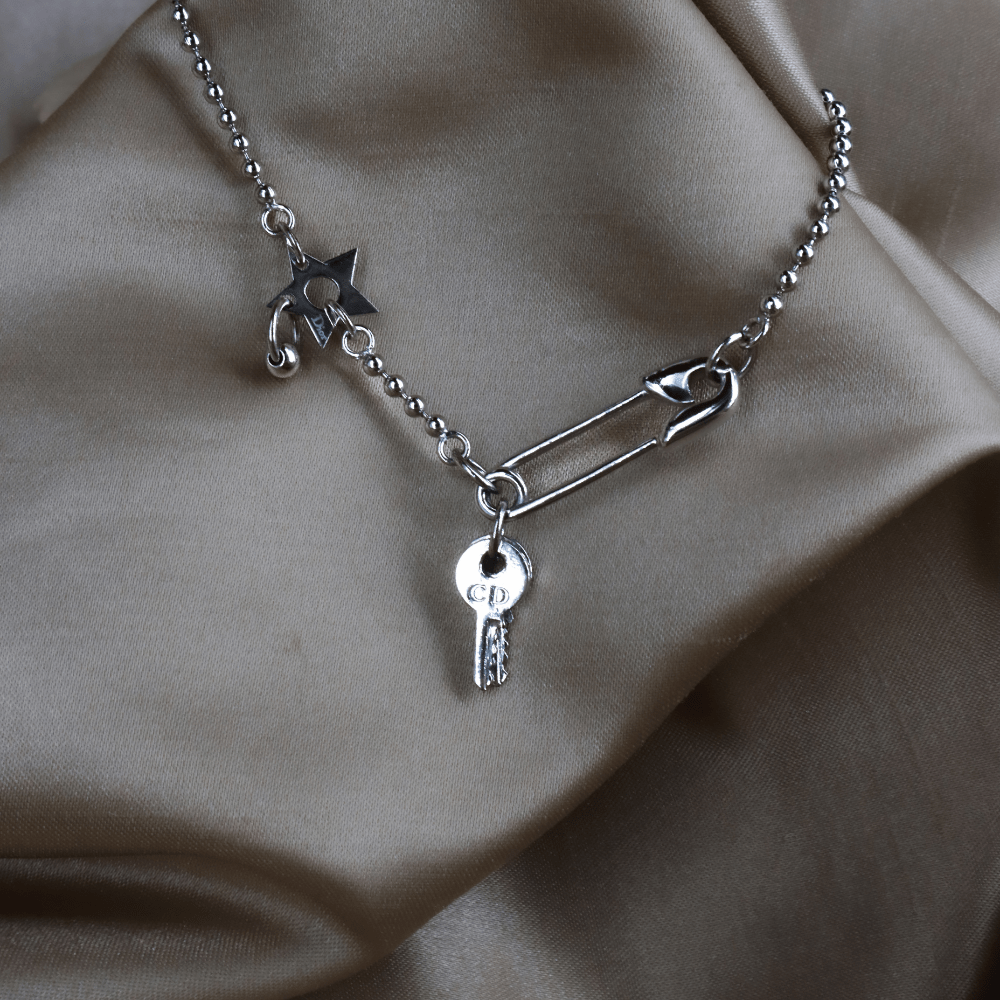 CHRISTIAN DIOR 扣針鑰匙吊墜手鏈 - Vintasy