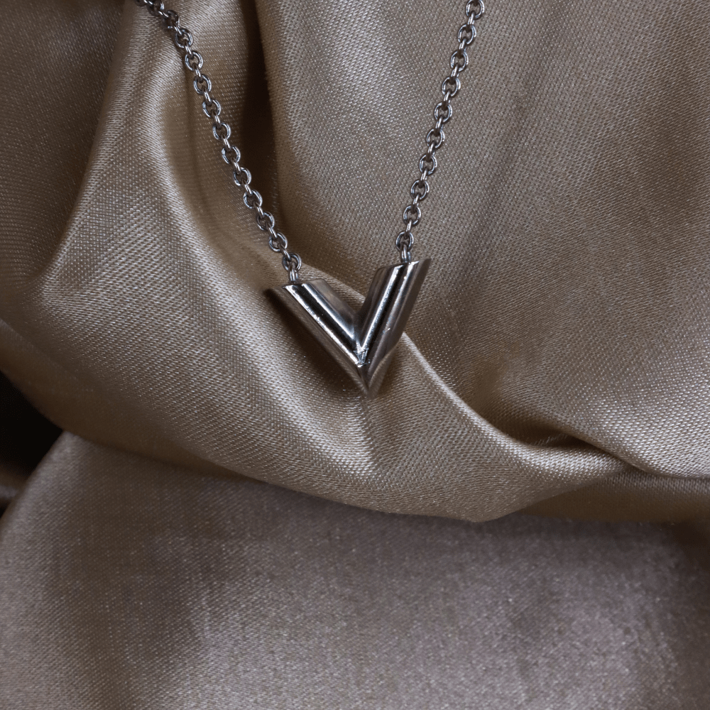 LOUIS VUITTON Essential V 項鏈 | 絕罕現貨! - Vintasy
