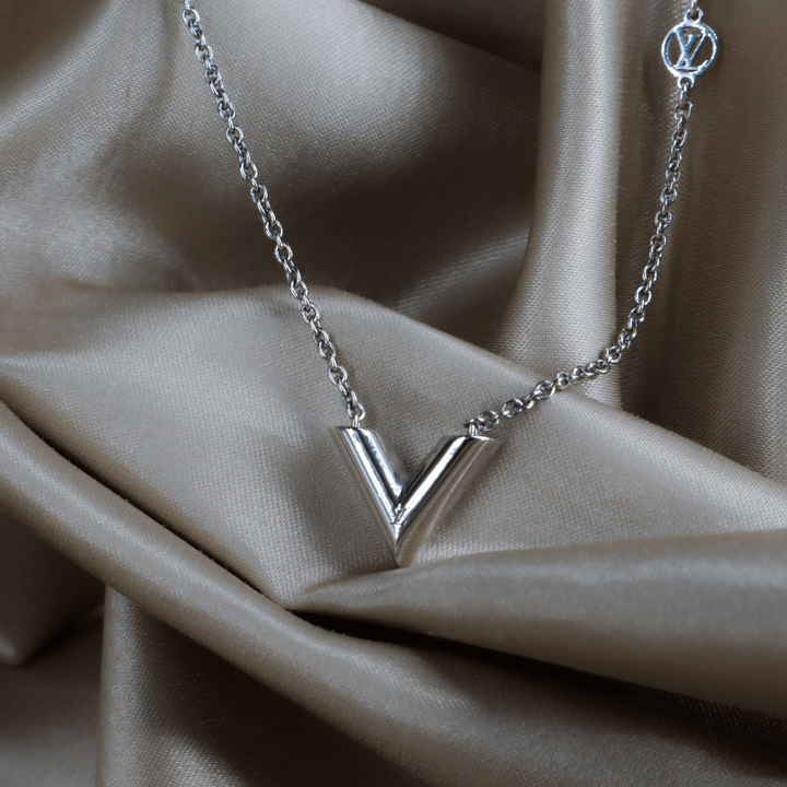 LOUIS VUITTON Essential V 項鏈 | 絕罕現貨! - Vintasy