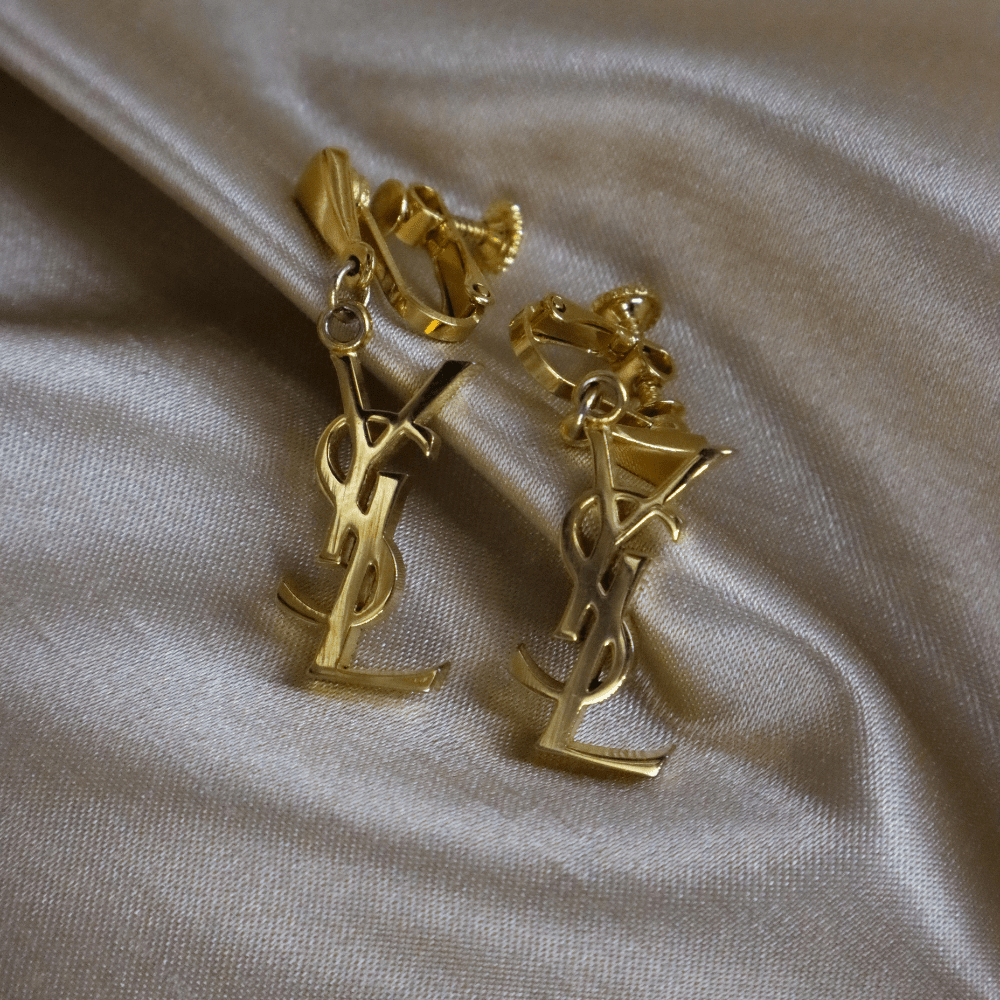 YSL Logo 吊墜耳夾 | SAINT LAURENT PARIS - Vintasy
