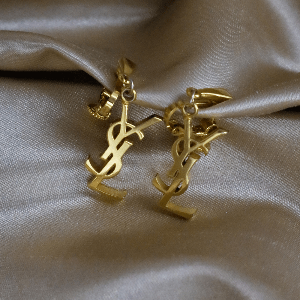 YSL Logo 吊墜耳夾 | SAINT LAURENT PARIS - Vintasy
