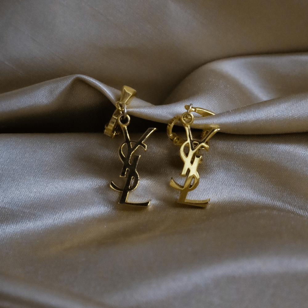 YSL Logo 吊墜耳夾 | SAINT LAURENT PARIS - Vintasy