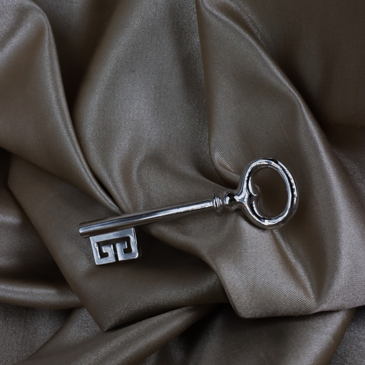 GIVENCHY 銀色鑰匙胸針