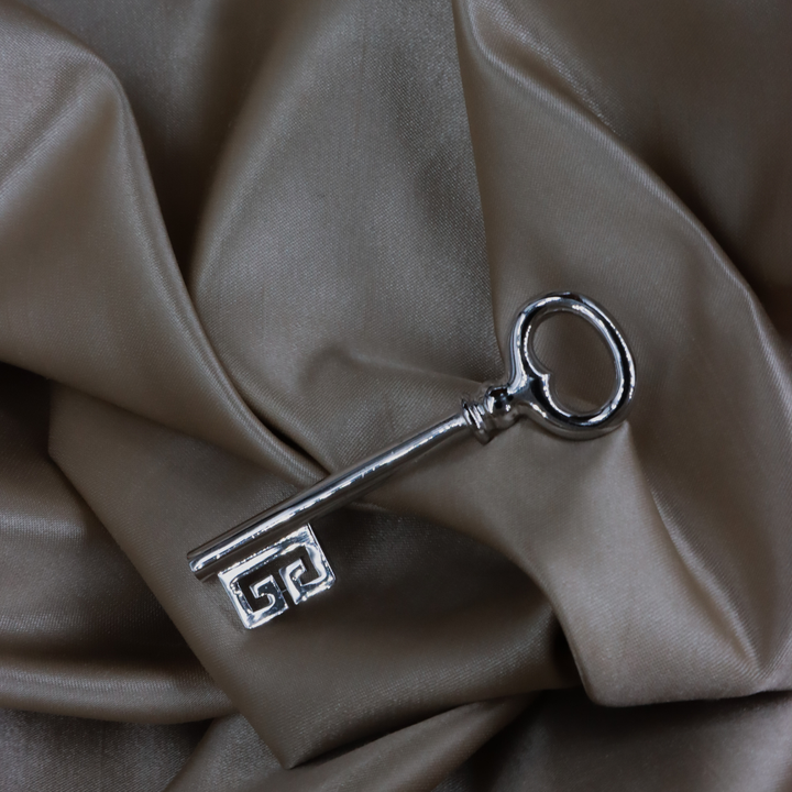 GIVENCHY 銀色鑰匙胸針