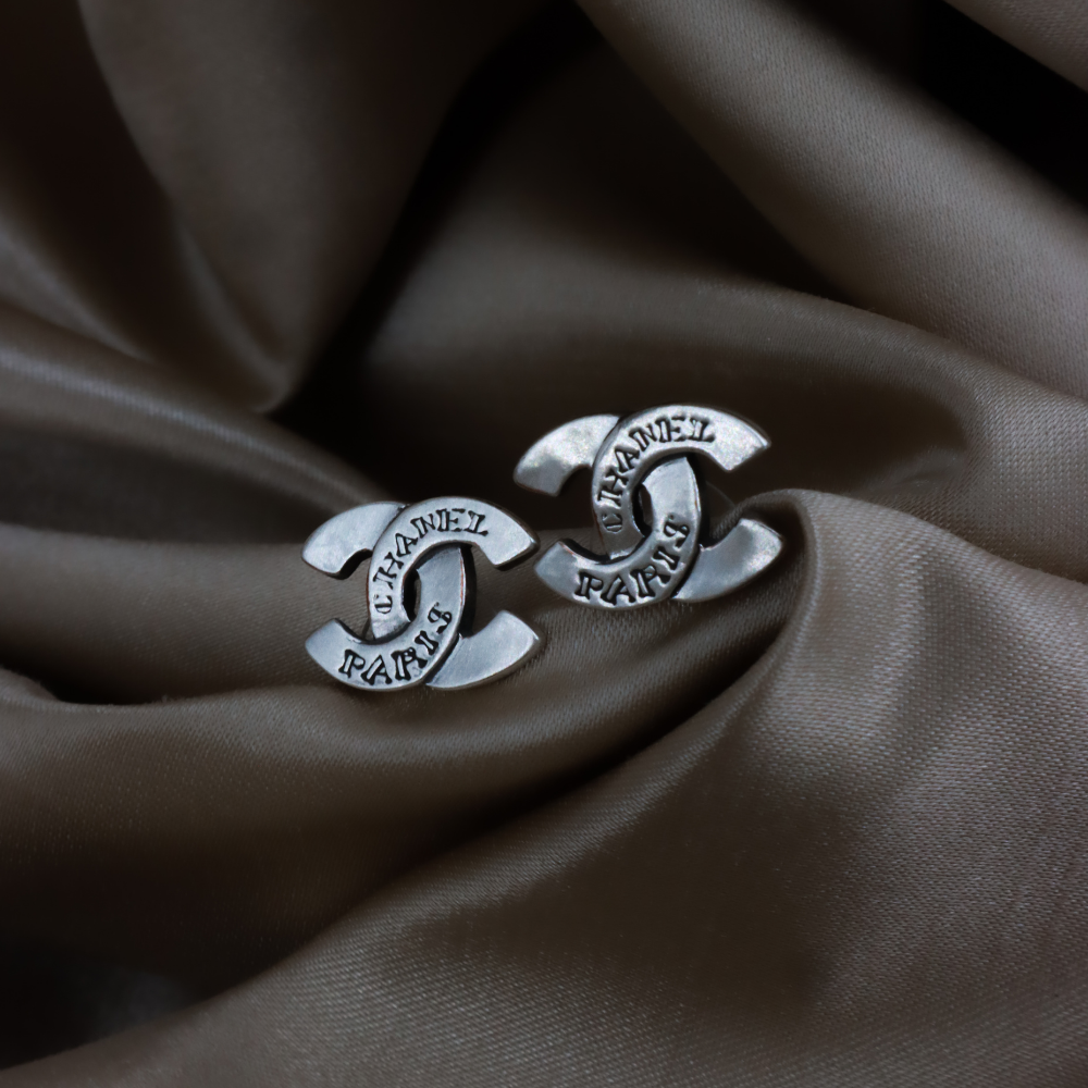 CHANEL 1999 工業風銀色 CC Logo 耳環