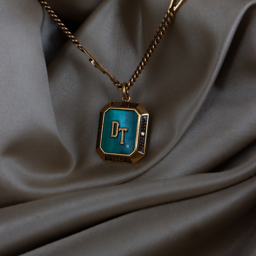 CHRISTIAN DIOR「DT 1947」徽章吊墜項鏈（金色）