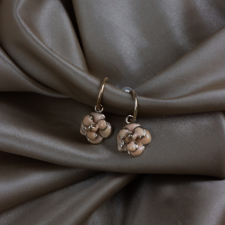 CHANEL 山茶花琺瑯耳環（2008）