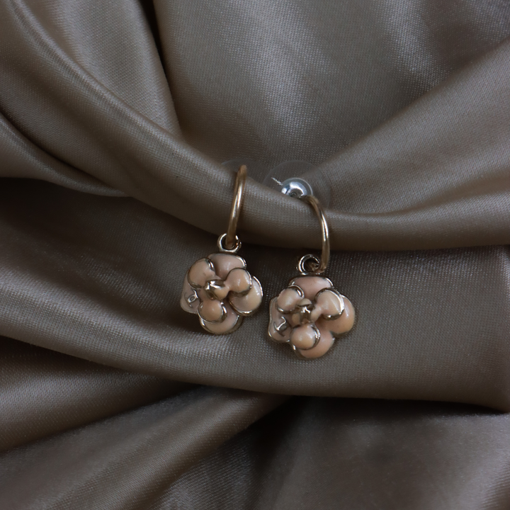 CHANEL 山茶花琺瑯耳環（2008）