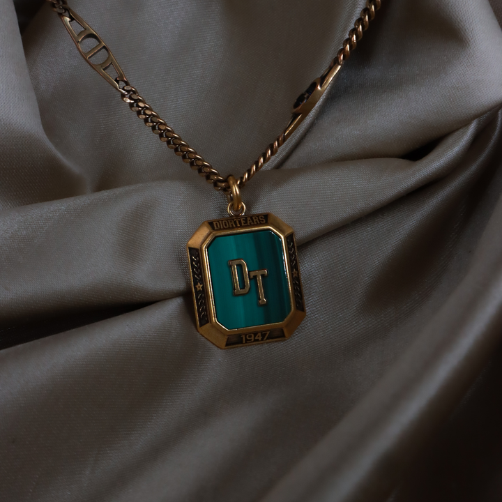 CHRISTIAN DIOR「DT 1947」徽章吊墜項鏈（金色）