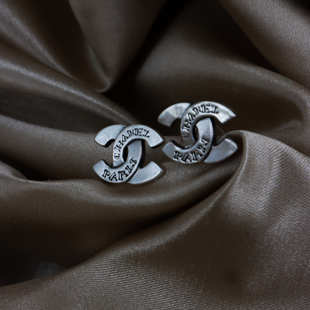 CHANEL 1999 工業風銀色 CC Logo 耳環
