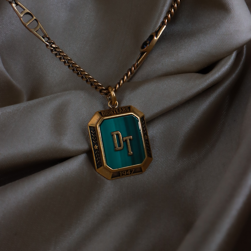 CHRISTIAN DIOR「DT 1947」徽章吊墜項鏈（金色）