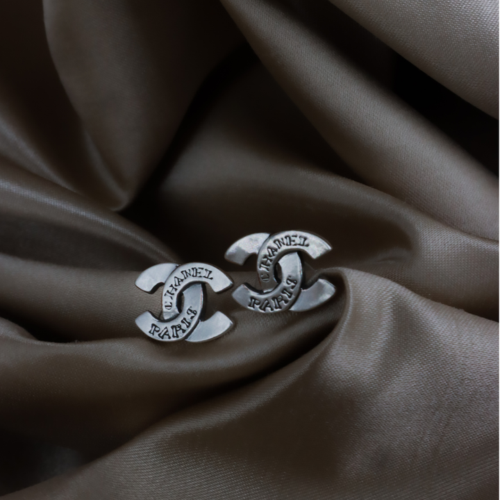 CHANEL 1999 工業風銀色 CC Logo 耳環