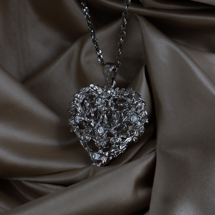 YSL Logo 水晶愛心花卉長項鏈（銀色） | SAINT LAURENT PARIS 未使用美品 | 特價發售只限一條！ (副本)