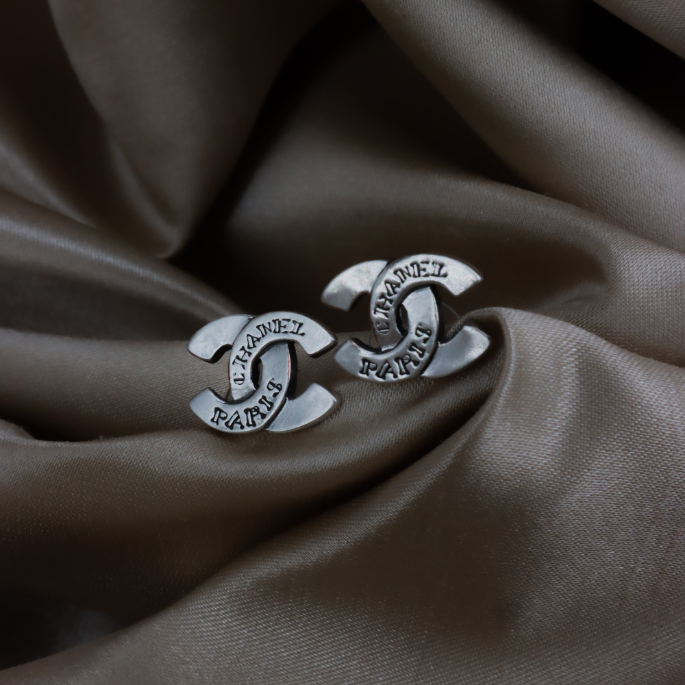 CHANEL 1999 工業風銀色 CC Logo 耳環