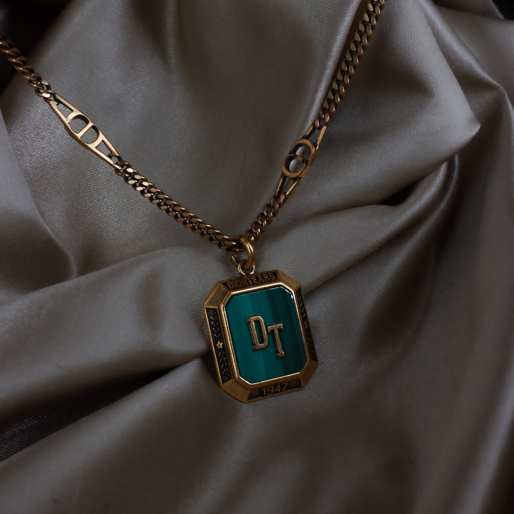 CHRISTIAN DIOR「DT 1947」徽章吊墜項鏈（金色）
