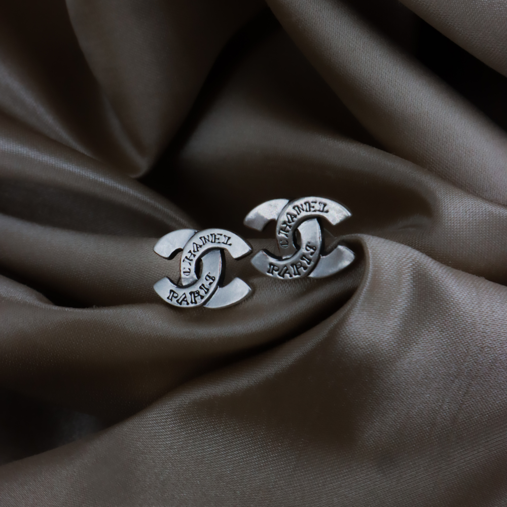 CHANEL 1999 工業風銀色 CC Logo 耳環