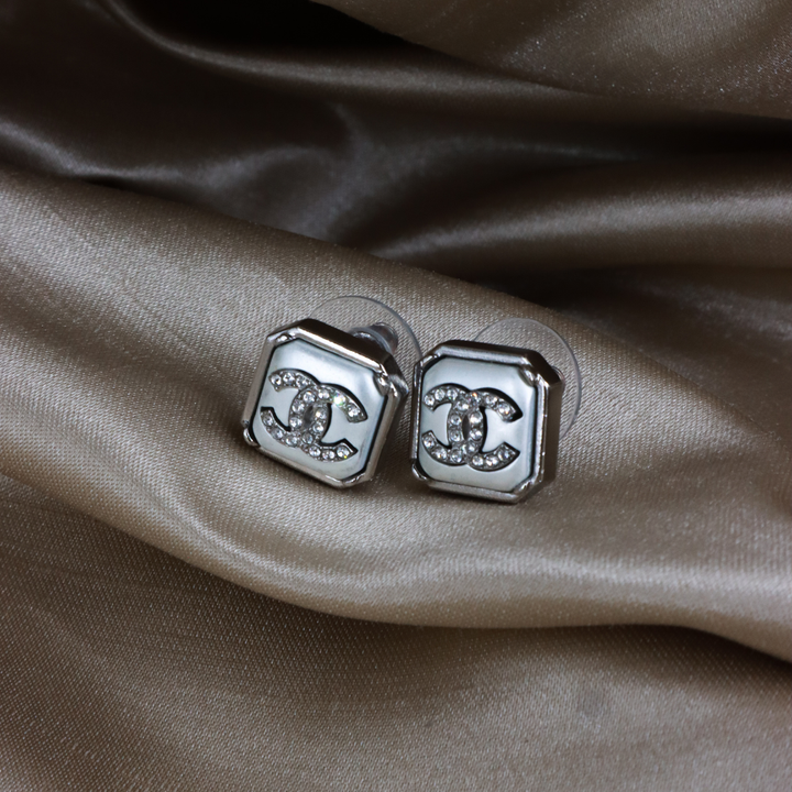 GIVENCHY G LOGO clavicle necklace | Classic 1980 features