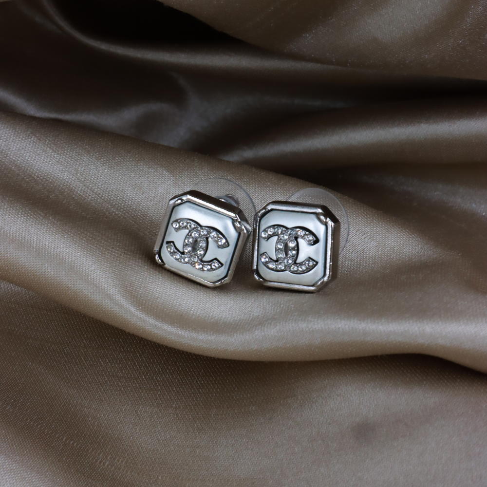 GIVENCHY G LOGO clavicle necklace | Classic 1980 features