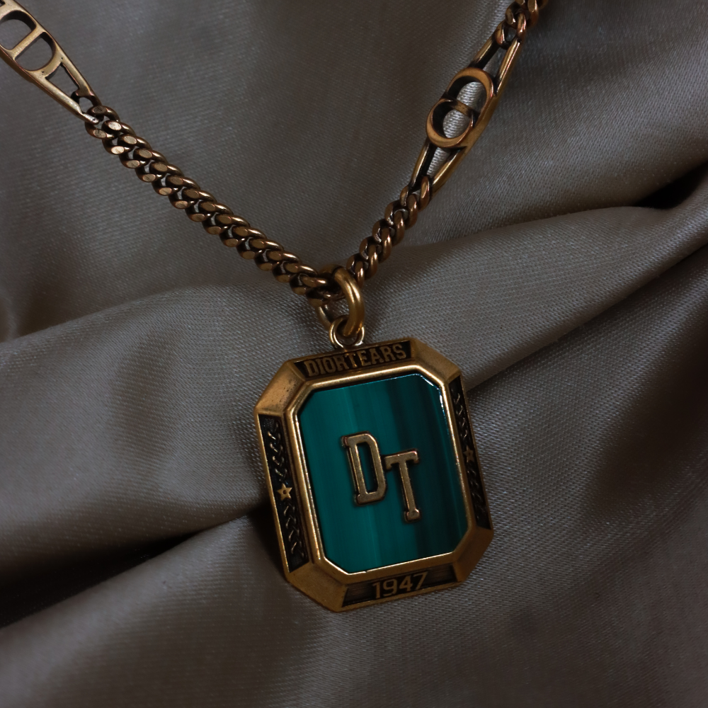 CHRISTIAN DIOR「DT 1947」徽章吊墜項鏈（金色）